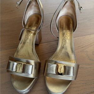 High heel with a bow accent 9.5 size Beige